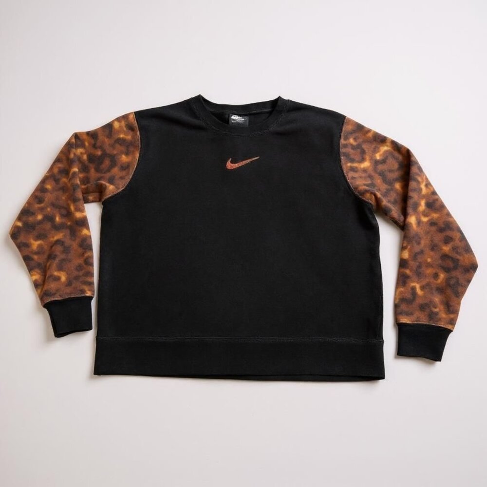 NIKE Center Swoosh Crew Neck sweatshirt Size M Black Fire Print Sleeve *READ‎